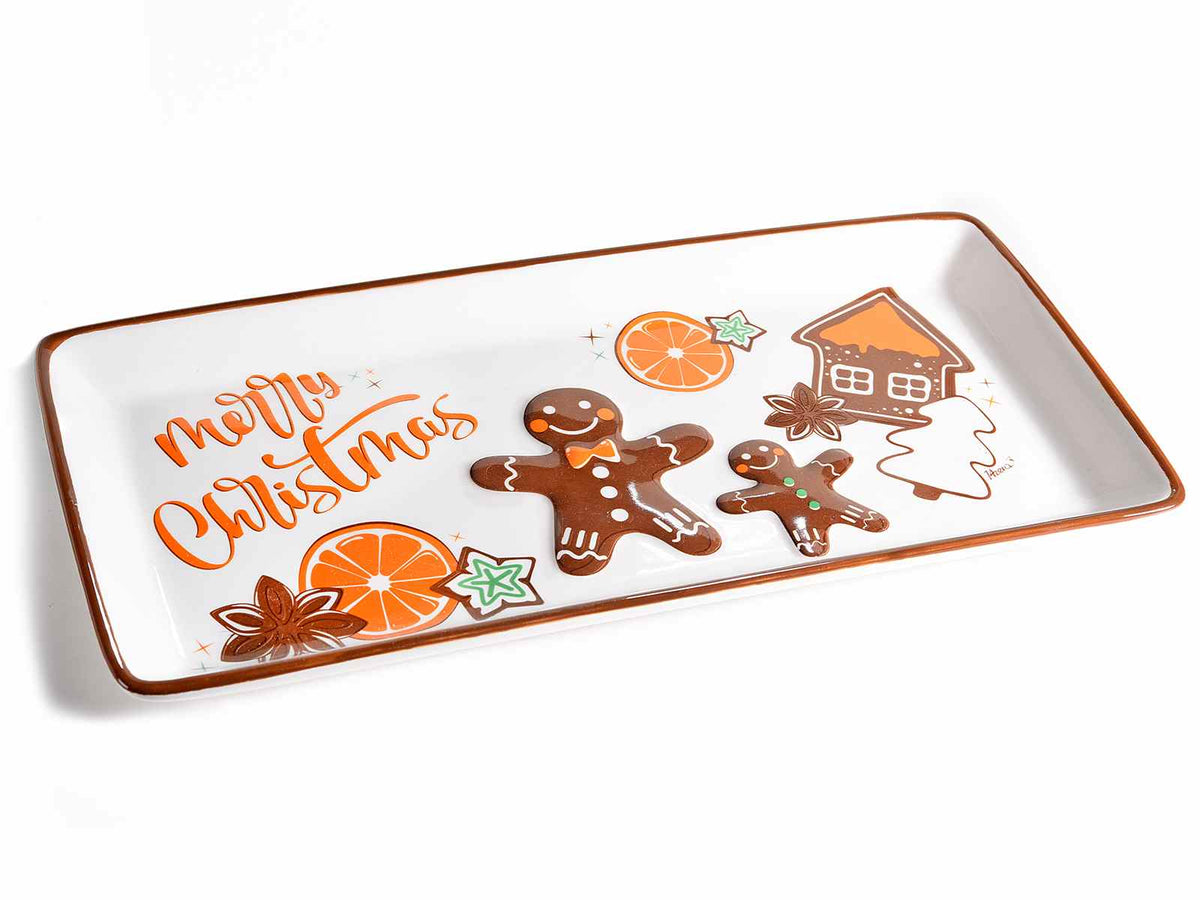 Vassoio rettangolare natalizio in ceramica bianca visto per intero, con omini di pan di zenzero in rilievo, casetta, fette d'arancia e la scritta Merry Christmas in arancione
